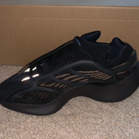 Yeezy 700 V3 Clay Brown - Picture 6 of 7
